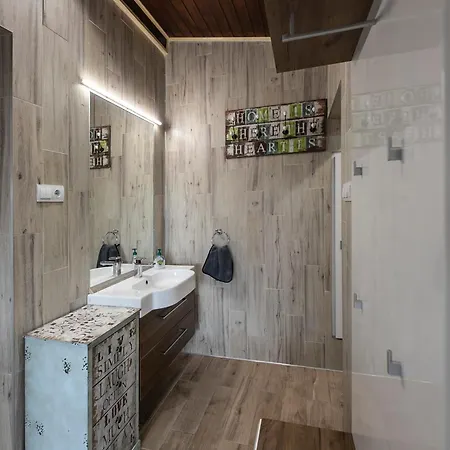 Nr8 Premium Vendeghaz Villa *