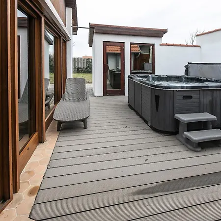 Nr8 Premium Vendeghaz Villa